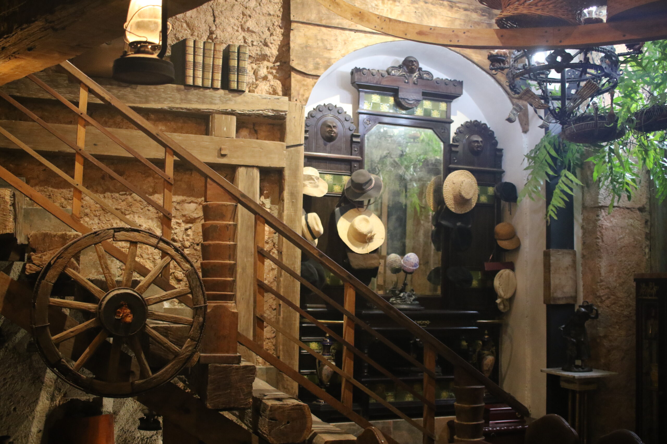 Espejo con sombrero entrada del hostal La Familia Manrique