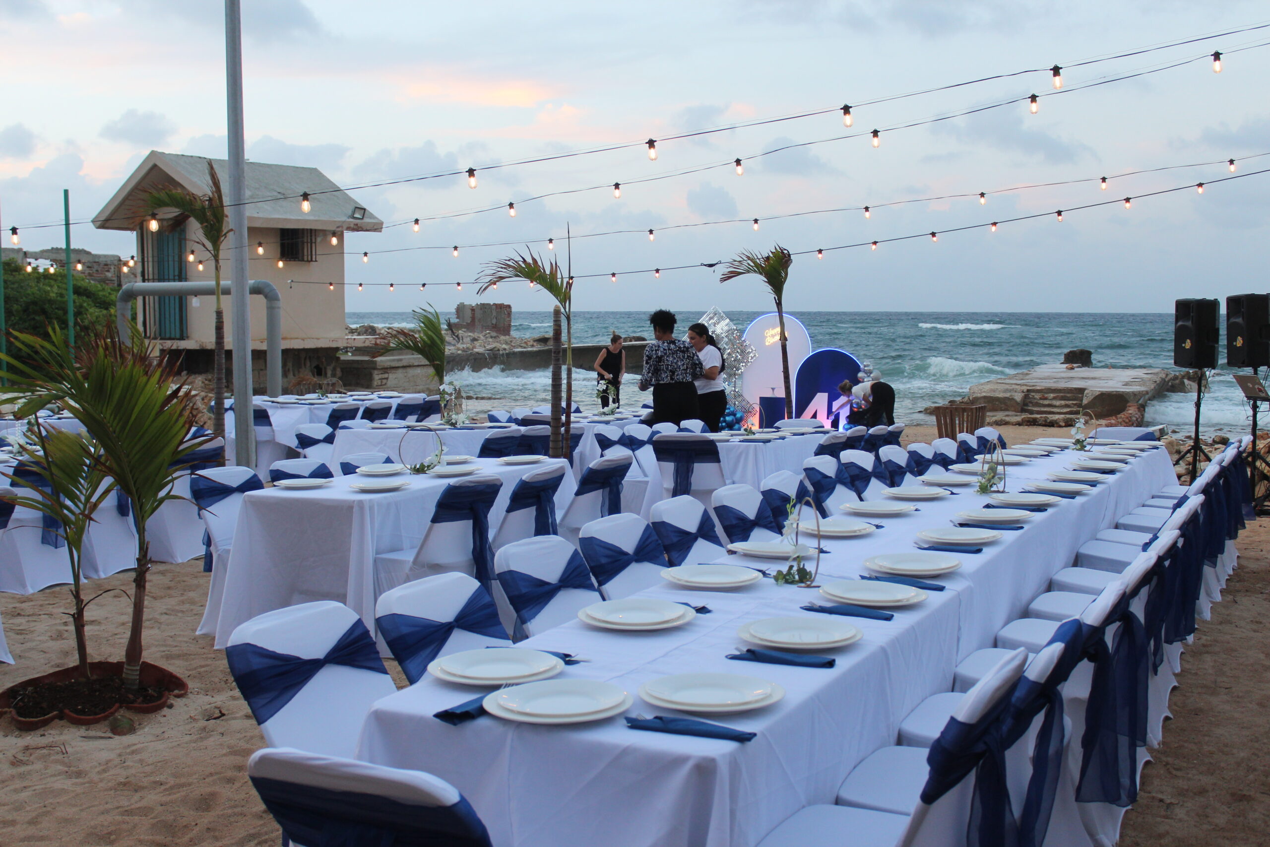 mesas fiesta en la playa