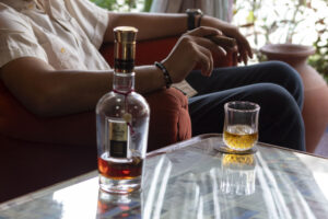 fumando puro cubano y ron havana club